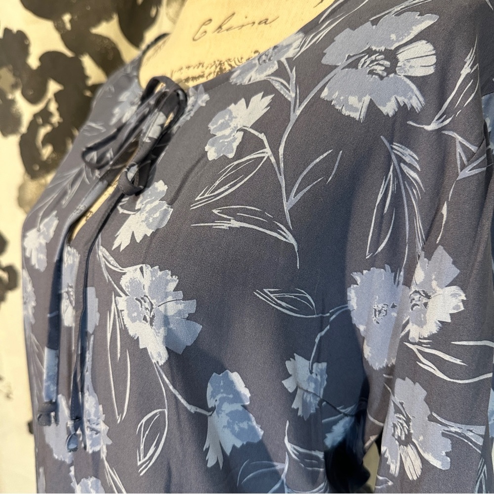 Women’s NWT Floral Blouse With Lace and Necktie Details 2x